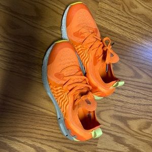 Boys Brand New UA 4Y shoes